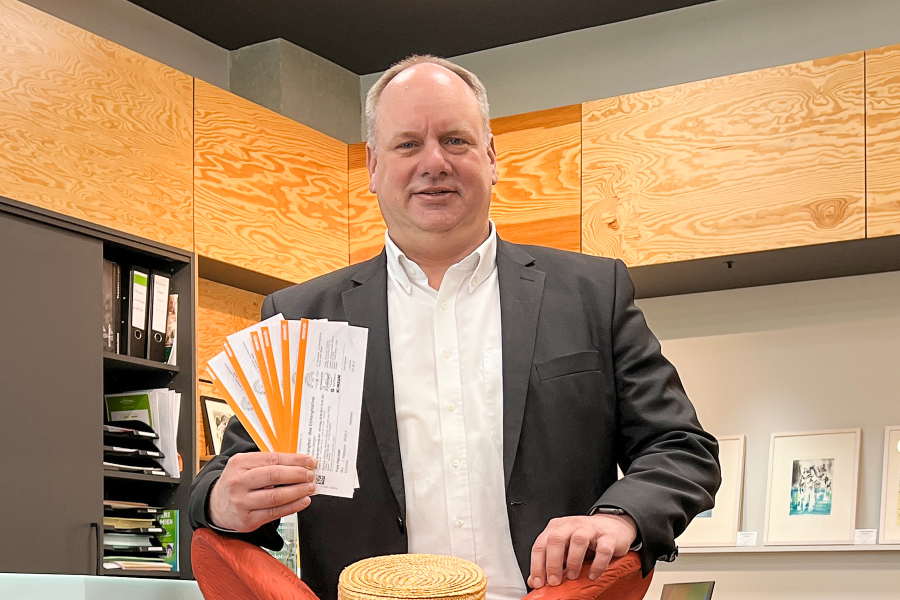Dirk Hilbert kauft Elbhangfest-Karten als Ostergeschenk